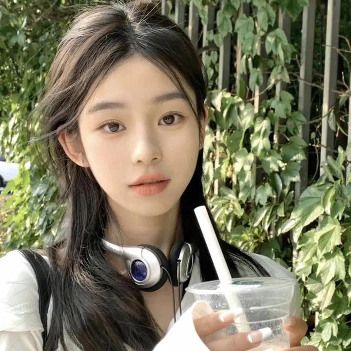 一线女星被曝新恋情浮出水面，深夜颁奖典礼后台画面流出